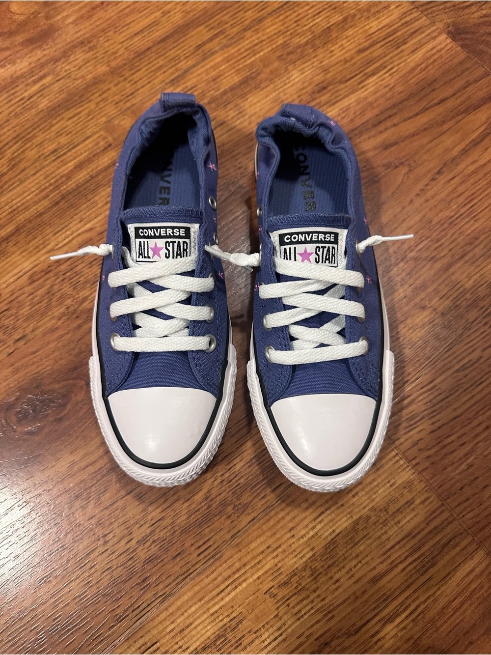 Converse Low Top Sneakers in Navy and White with Pink Accent…Y2K!!!